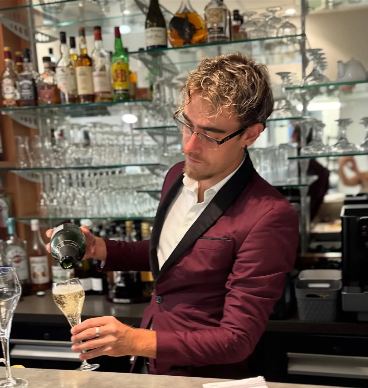 Service d’une coupe de Champagne au bar